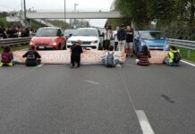 Milano, blitz Ultima Generazione. Bloccato viale Fulvio Testi