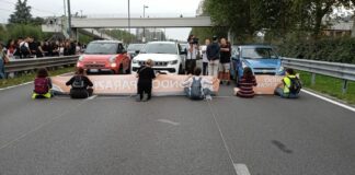 Milano, blitz Ultima Generazione. Bloccato viale Fulvio Testi