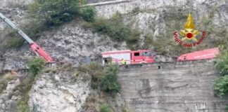 Camion cade in una scarpata nel Bresciano, morto l’autista