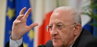 Immigrazione, De Luca “Meloni? Metterci la faccia non basta”