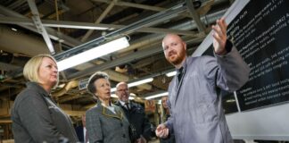 La Principessa Anna visita lo stabilimento JLR di Halewood