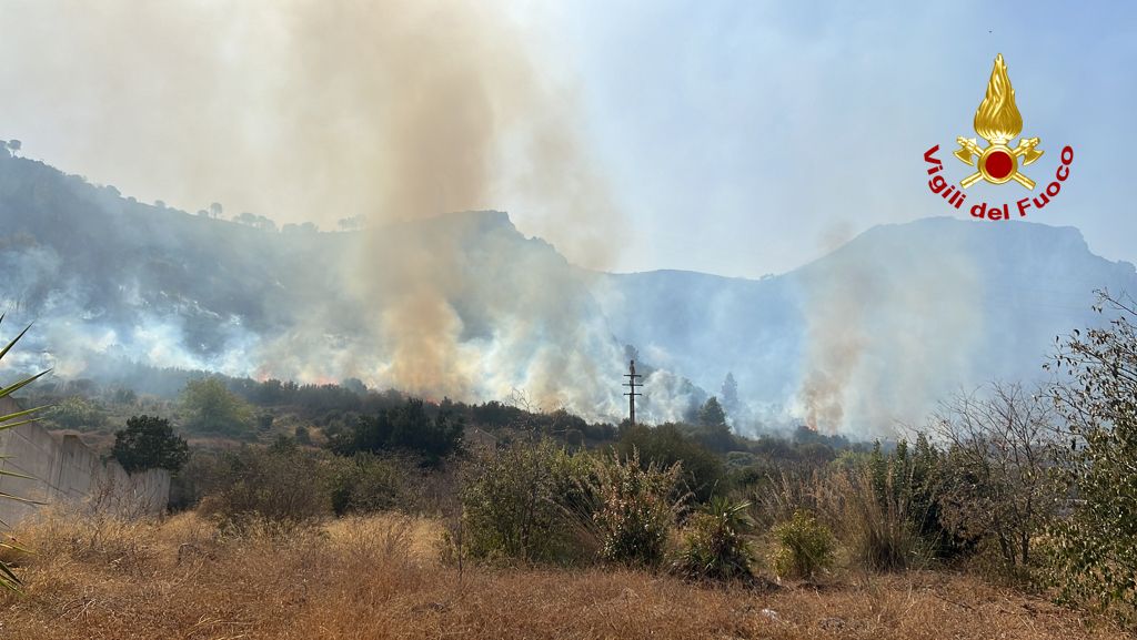Incendi in Sicilia, ancora roghi e tour de force dei Vigili del Fuoco