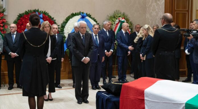 Napolitano, camera ardente in Senato. Omaggio di Mattarella e Meloni