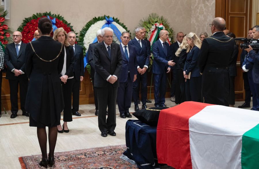 Napolitano, camera ardente in Senato. Omaggio di Mattarella e Meloni Napolitano, camera ardente in Senato. Omaggio di Mattarella e Meloni