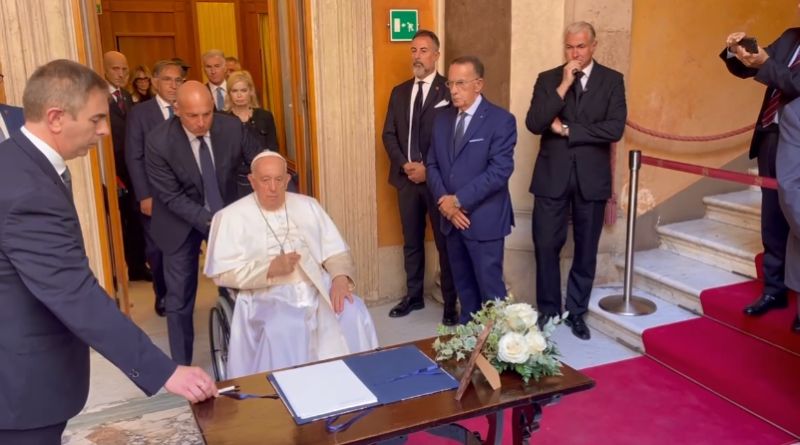 Napolitano, Papa Francesco a sorpresa alla camera ardente