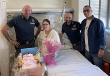 Como, sta per partorire nel traffico. Scortata in ospedale dalla Gdf