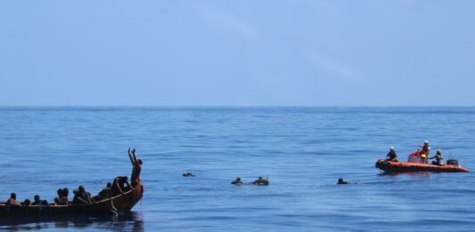 Sea Watch, almeno due morti e numerosi dispersi nel naufragio di un gommone nelle acque tra Libia e Tunisia