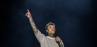 Fedez ricoverato per emorraggia interna, “Medici mi hanno salvato”