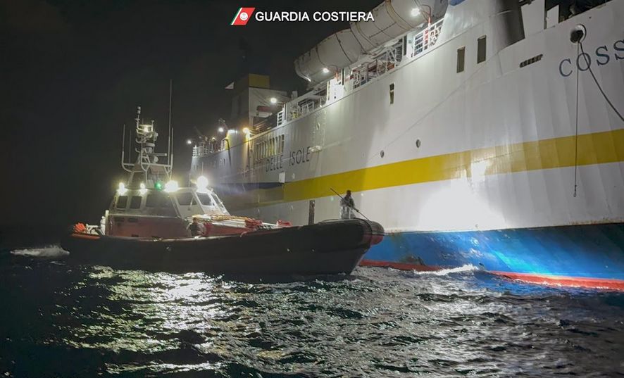 Incendio sul traghetto da Lampedusa a Porto Empedocle, salvi tutti i passeggeri / VIDEO