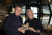 Il sindaco di Venezia Brugnaro consegna il Leone d’Oro a Giorgio Armani