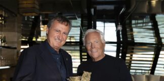 Il sindaco di Venezia Brugnaro consegna il Leone d’Oro a Giorgio Armani