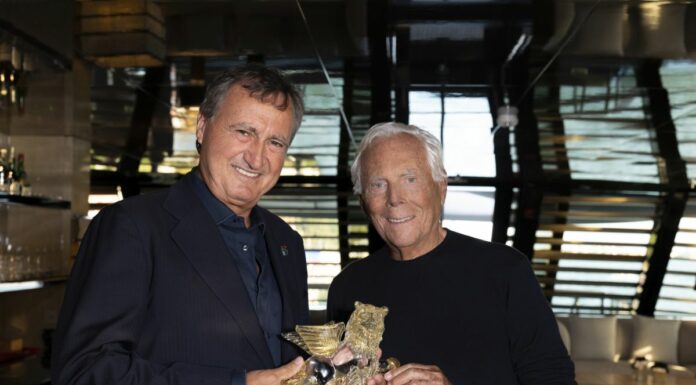 Il sindaco di Venezia Brugnaro consegna il Leone d’Oro a Giorgio Armani