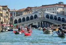 Corteo gondolieri a Venezia in ricordo vittime dell’11 settembre