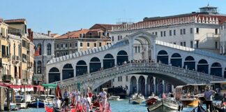 Corteo gondolieri a Venezia in ricordo vittime dell’11 settembre