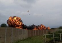 Precipita un aereo delle Frecce Tricolori, muore una bimba di 5 anni a Torino, l’aeroporto resta chiuso
