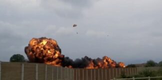 Precipita un aereo delle Frecce Tricolori, muore una bimba di 5 anni a Torino, l’aeroporto resta chiuso