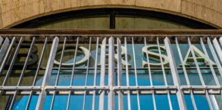 Piazza Affari avvio in lieve rialzo, attesa dati macro Ue e Usa