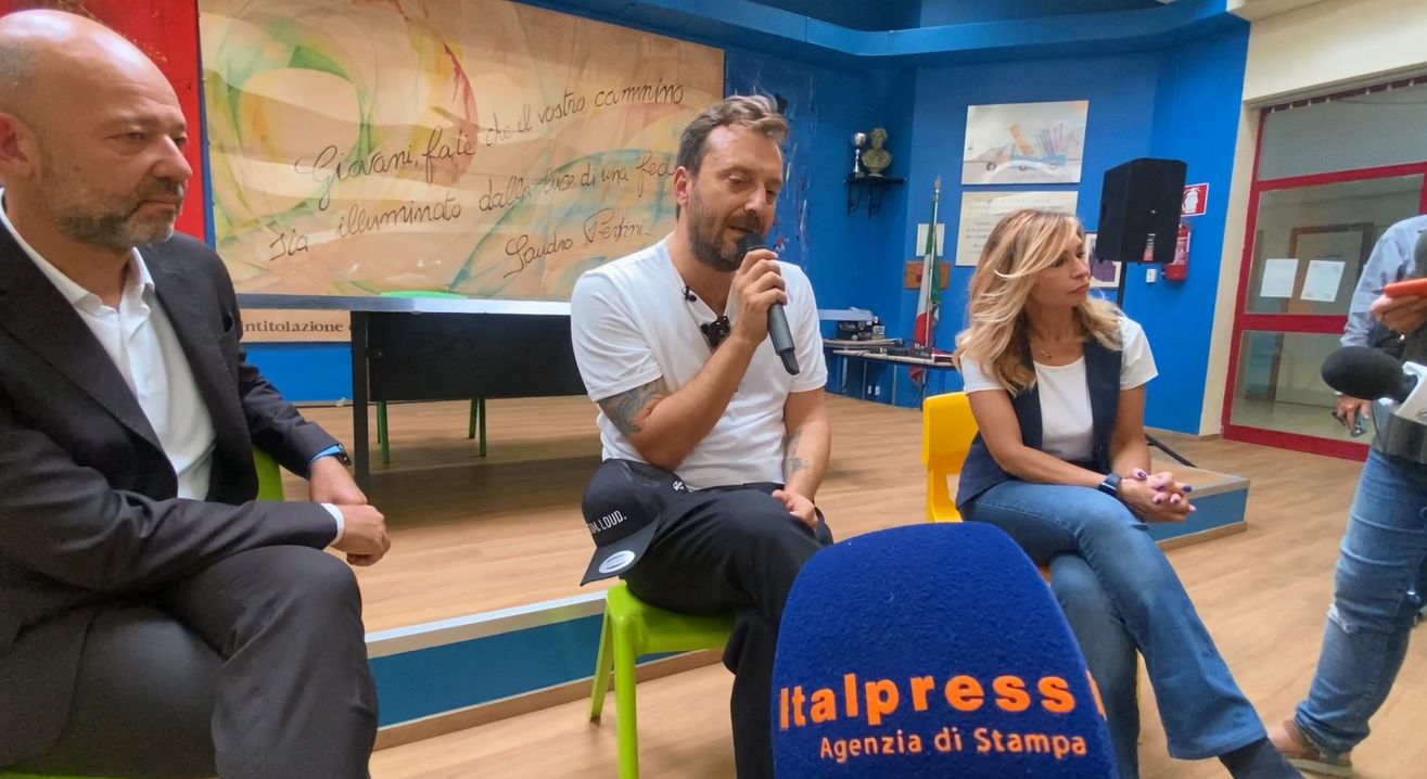 Cesare Cremonini inaugura campo sportivo della scuola “Sperone Pertini” di Palermo Cesare Cremonini inaugura campo sportivo della scuola “Sperone Pertini” di Palermo