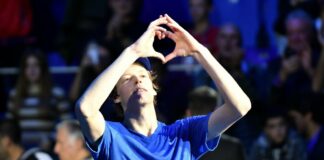 Sinner batte Alcaraz e vola in finale a Pechino