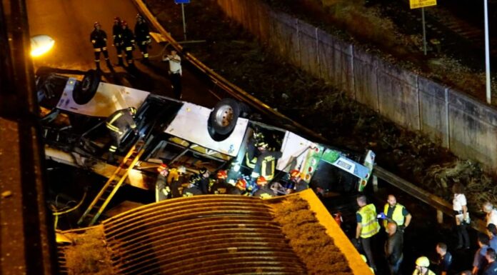 Pullman precipita dal cavalcavia a Mestre, 21 morti. Rimosso il bus