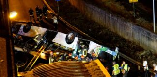 Pullman precipita dal cavalcavia a Mestre, 21 morti. Rimosso il bus