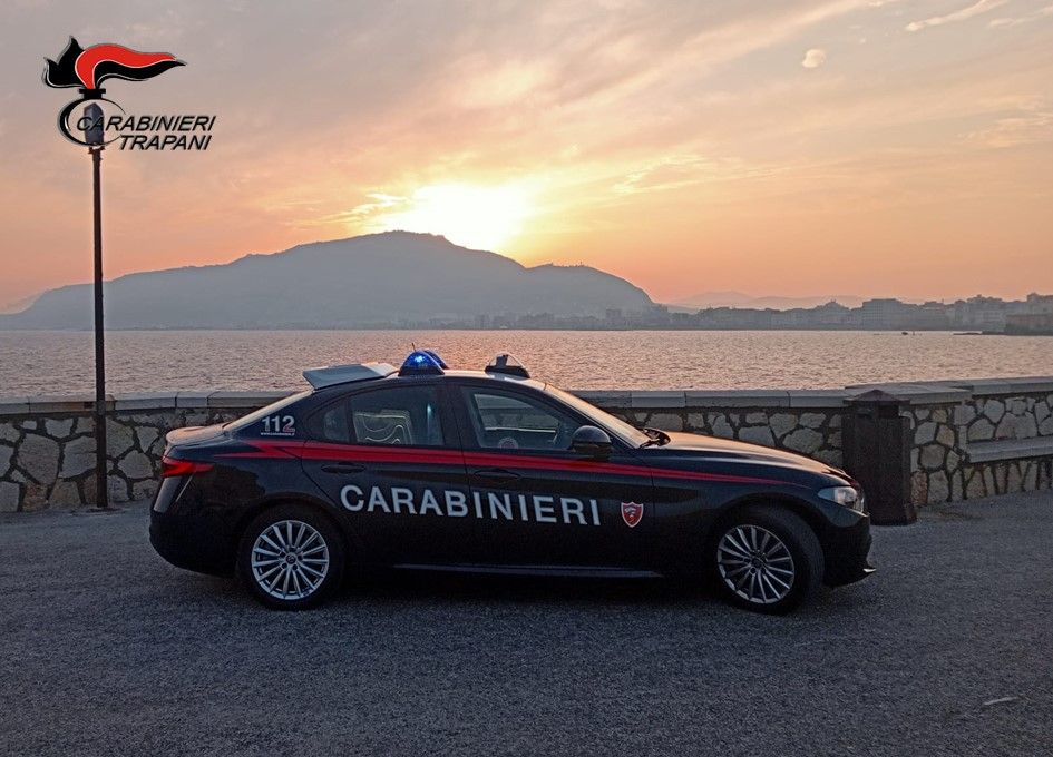 All’alt dei Carabinieri butta dal finestrino 1 kg di cocaina, arrestato