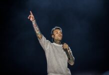 Fedez lascia l’ospedale Fatebenefratelli di Milano