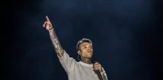 Fedez lascia l’ospedale Fatebenefratelli di Milano