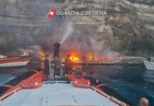 Veliero in fiamme al largo di Lampedusa, passeggeri tratti in salvo VIDEO
