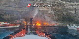 Veliero in fiamme al largo di Lampedusa, passeggeri tratti in salvo VIDEO