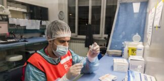 Trend contagi covid in decrescita, salgono i ricoveri