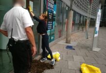 Animalisti imbrattano di letame Palazzo Lombardia