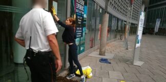 Animalisti imbrattano di letame Palazzo Lombardia