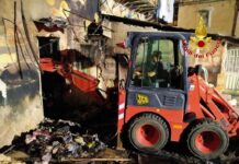 Palermo, incendio al Villaggio Santa Rosalia. Distrutto deposito