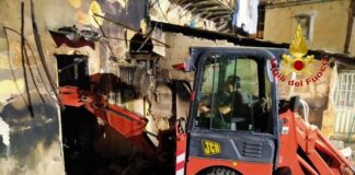 Palermo, incendio al Villaggio Santa Rosalia. Distrutto deposito