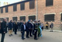 Shoah, Gualtieri ad Auschwitz depone corona al muro delle fucilazioni