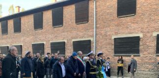 Shoah, Gualtieri ad Auschwitz depone corona al muro delle fucilazioni