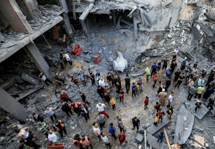 Gaza: i cittadini cercano i sopravvissuti tra le macerie del bombardamento di Khan Yunis da parte dell'occupazione