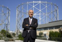 Intesa tra Eni e Petronas per una nuova società satellite in Indonesia e Malesia. Descalzi “Momento di trasformazione”