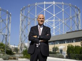 Intesa tra Eni e Petronas per una nuova società satellite in Indonesia e Malesia. Descalzi “Momento di trasformazione”