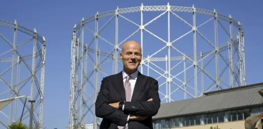 Intesa tra Eni e Petronas per una nuova società satellite in Indonesia e Malesia. Descalzi “Momento di trasformazione”