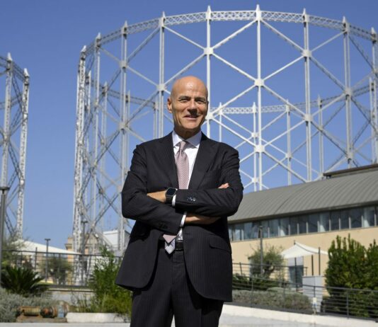 Intesa tra Eni e Petronas per una nuova società satellite in Indonesia e Malesia. Descalzi “Momento di trasformazione”