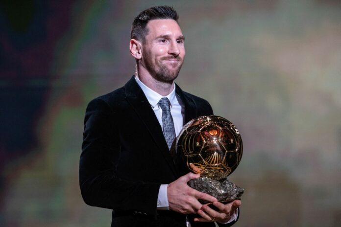 (191203) -- PARIS, Dec. 3, 2019 (Xinhua) -- Barcelona s Argentinian forward Lionel Messi poses with the trophy during t