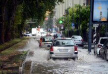 Maltempo a Milano, esondato il Seveso a Niguarda. Allagati sottopassi