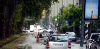 Maltempo a Milano, esondato il Seveso a Niguarda. Allagati sottopassi
