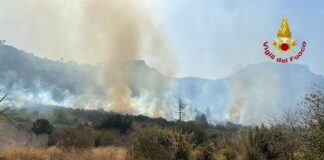 Incendi in provincia di Palermo, nel messinese case evacuate