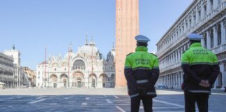 Via libera a diciture multilingue sui mezzi della Polizia Locale