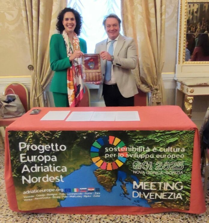 De Martin Massimiliano - consegna gagliardetto a Sindaca Lussinpiccolo Ana Kucic 18.10.23 - Europa Adriatica Nordest