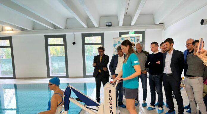 Piscina di Marghera, inaugurato impianto di sollevamento per diversamente abili