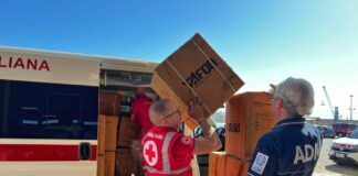 L’ufficio Dogane di Gioia Tauro dona 4 mila paia di scarpe alla Croce Rossa